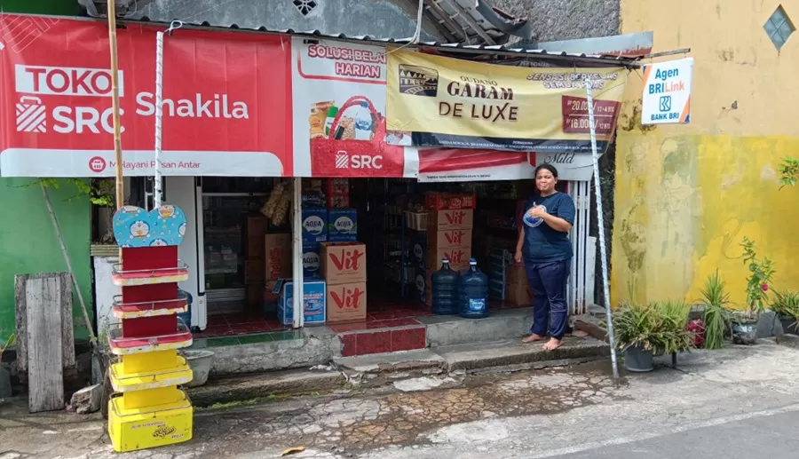 Toko kelontong ini berkembang pesat berkat kemitraan dengan AgenBRILink dan program Kelompok Mekaar. (Foto: Dok. BRI)