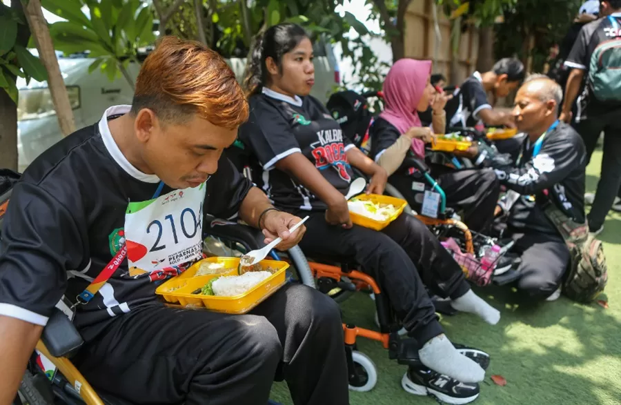 Sejumlah atlet makan siang di sela pertandingan bochia Peparnas XVII 2024 di FKOR UNS, Manahan, Solo, Jateng, Selasa (8/10/2024).  (Foto: PB Peparnas XVII/ Agoes Rudianto)