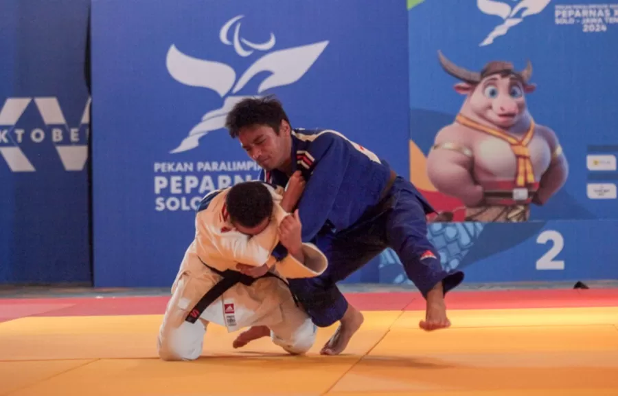 Atlet Judo Tunanetra Jabar, Opik Jaya (kanan) bertarung pada cabor judo nomor J2-60 Kg Putra Kategori Individual Peparnas XVII Solo 2024, Senin (7/10/2024).  (Foto: PB Peparnas XVII/Boy T Harjanto)