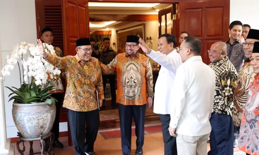 Presiden terpilih Prabowo Subianto, sambut kedatangan Ketua Majelis Syuro PKS beserta jajaran,  di kediamannya, Jumat (11/10/2024). Lalu, melambaikan tangan ke wartawan. (Foto: Tim Prabowo)