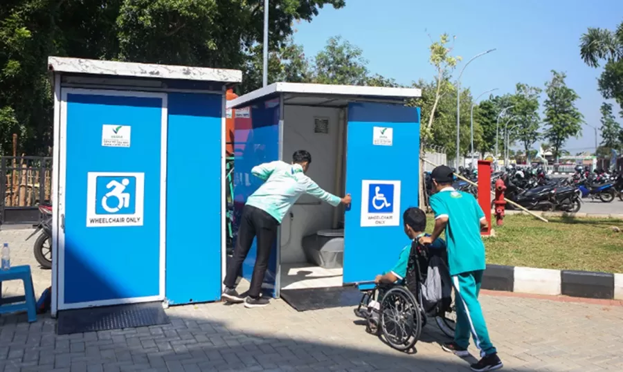 Volunteer memanfaatkan toilet portable bagi penyandang disabilitas di venue pertandingan tenis meja Peparnas XVII 2024 di Gor Bung Karno, Sukoharjo, Jateng, Senin (7/10/2024).  (Foto: PB Peparnas XVII/Agoes Rudianto)