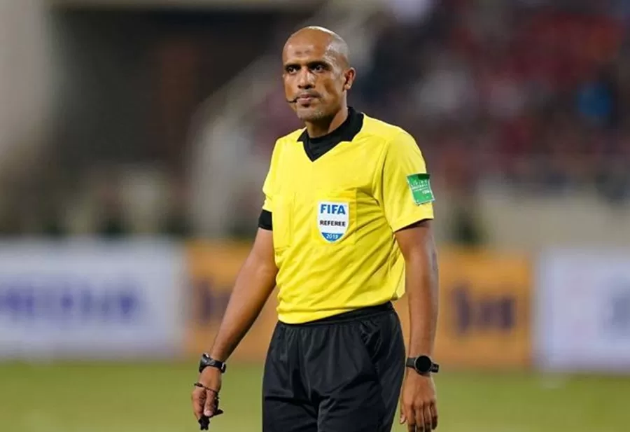 Potret Wasit Ahmed Al Kaf, pengadil pertandingan Timnas Indonesia vs Bahrain yang dinilai kontroversial oleh warganet di media sosial. Simak ulasan selengkapnya.   ((Facebook.com/@ahmed.alkaf.oman))