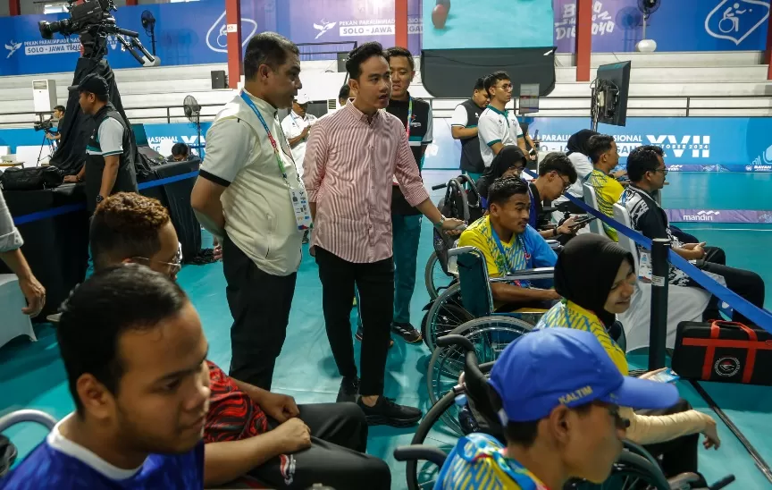 Wapres Terpilih Gibran Rakabuming Raka (tengah), saat menonton pertandingan cabor para-boccia Peparnas XVII di Gor FKOR, UNS, Surakarta, Jateng, Sabtu (12/10/2024).  (Foto: PB Peparnas/Yoma Times Suryadi)