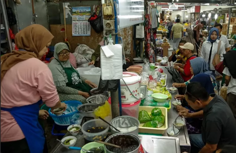 Potret atlet kuiineran sambil beli oleh-oleh di Pasar Gede Surakarta, Sabtu (12/10/2024). (PB Peparnas/Yoma Times Suryadi)