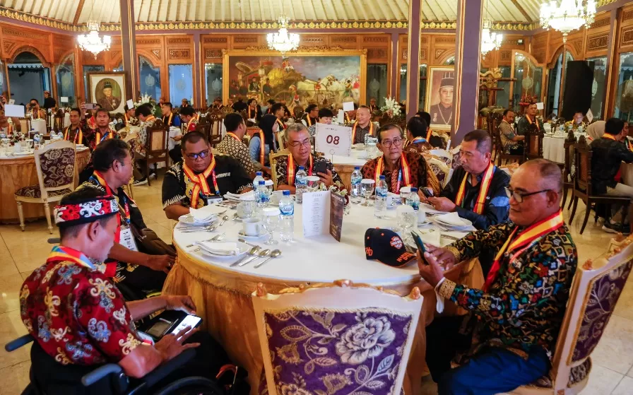 Suasana farewell dinner atau santap malam perpisahan Peparnas XVII Solo 2024, di Sasana Andrawina Keraton Kasunanan Surakarta, Sabtu (12/10/2024) malam. (Foto: PN Peparnas XVII/Yoma Kali Suryadi)