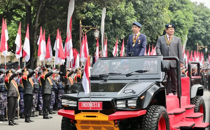 Presiden Jokowi dan Prabowo Subianto menaiki kendaraan taktis Maung pada Apel Pengamanan Pelantikan Presiden-Wakil Presiden,  di Mako Brimob Polri,  Depok, Senin (14/10/2024).  (Foto: Dok Tim Prabowo)