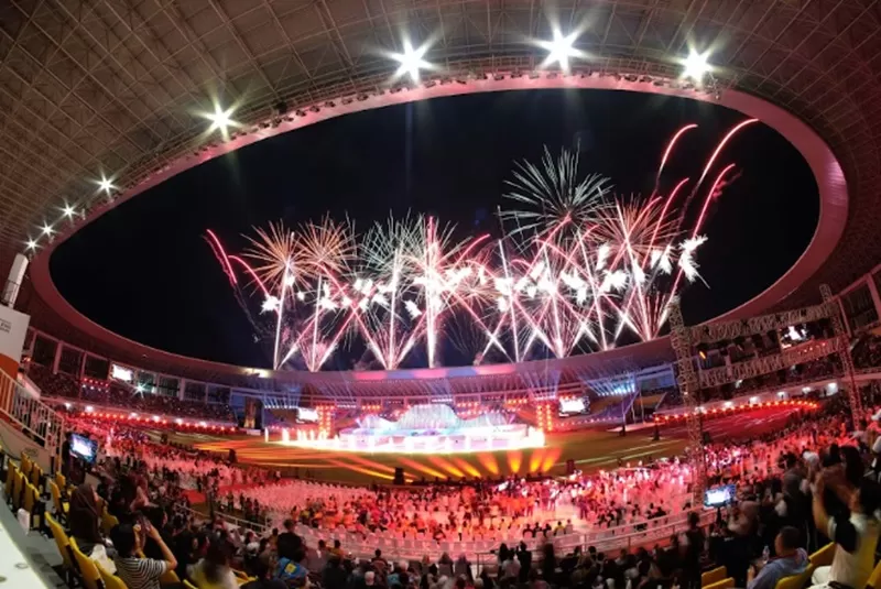 Pesta kembang api memeriahkan malam penutupan Peparnas XVII 2024, di Stadion Manahan, Kota Solo, Jateng, Minggu (13/10/2024). (Foto: PB Peparnas XVII/Agung Supriyanto)