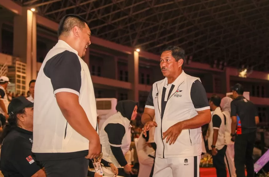 Pj Gubernur Jateng, Nana Sudjana bersama Menpora Dito Ariotedjo, pada upacara penutupan Peparnas XVII 2024 di Stadion Manahan Solo, Minggu (13/10/2024) malam. (Foto: Humas Pemprov)