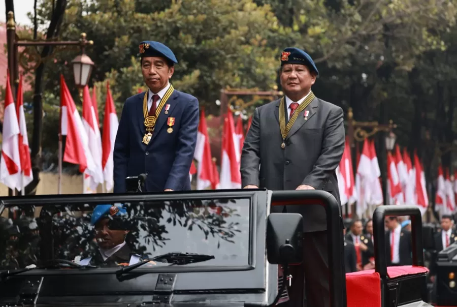 Presdien Jokowi dan Prabowo Subianto saat mengecek pasukan pada Pengamanan Pelantikan Presiden dan Wakil Presiden di Mako Brimob Kelapa Dua Wetan, Depok, Senin (14/10/2024). (Foto: Dok. Tim Prabowo)