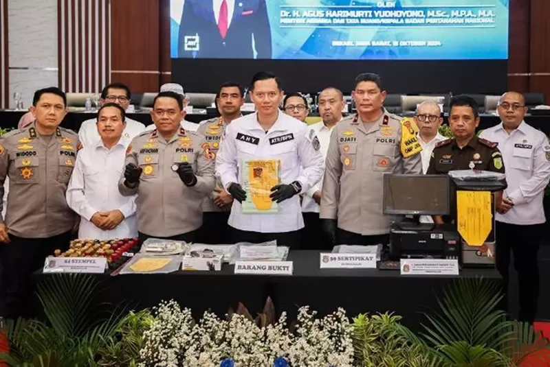 Potret Menteri ATR/BPN Agus Harimurti Yudhoyono (AHY) pada jumpa pers kasus Mafia Tanah di Bekasi, Selasa (15/10/2024). Simak kronologi selengkapnya.  (Foto: Instagram.com/@agusyudhoyono)