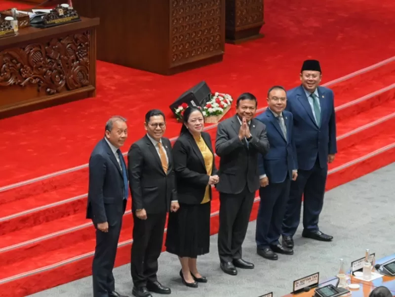 Foto bersama Pimpinan DPR RI bersama Kepala Badan Inteligen Negara (BIN) Muhammad Herindra, usai Rapat Paripurna di Gedung Nusantara II, Senayan, Jakarta, Kamis (17/10/2024).  (Foto: Mentari/vel)