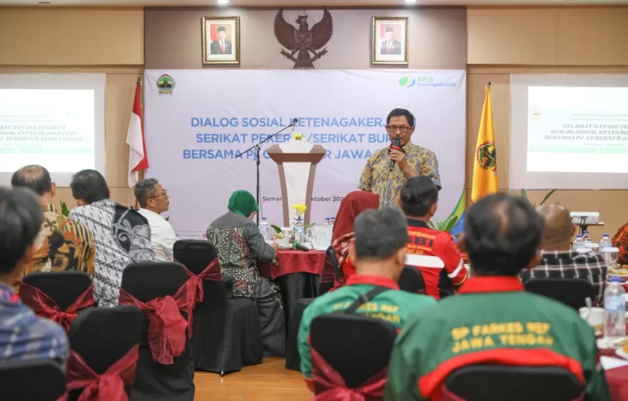 Potret Pj Gubernur Jateng, Nana Sudjana, saat berdialog dengan perwakilan buruh, serikat pekerja dan pengusaha jelang penetapan UMP 2025. (Foto: Humas Pemprov)