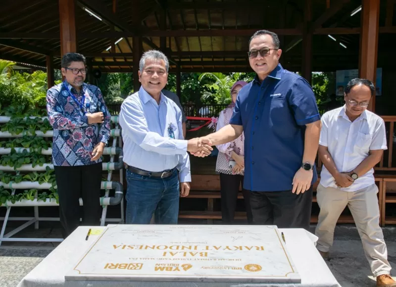 Direktur Utama BRI, sekaligus Ketua Badan Pembina YBM BRILiaN, Sunarso, bersama Rektor IPB University, Prof. Arif Satria, saat meresikan Balai Rakyat Indonesia. (Foto: Dok. BRI)