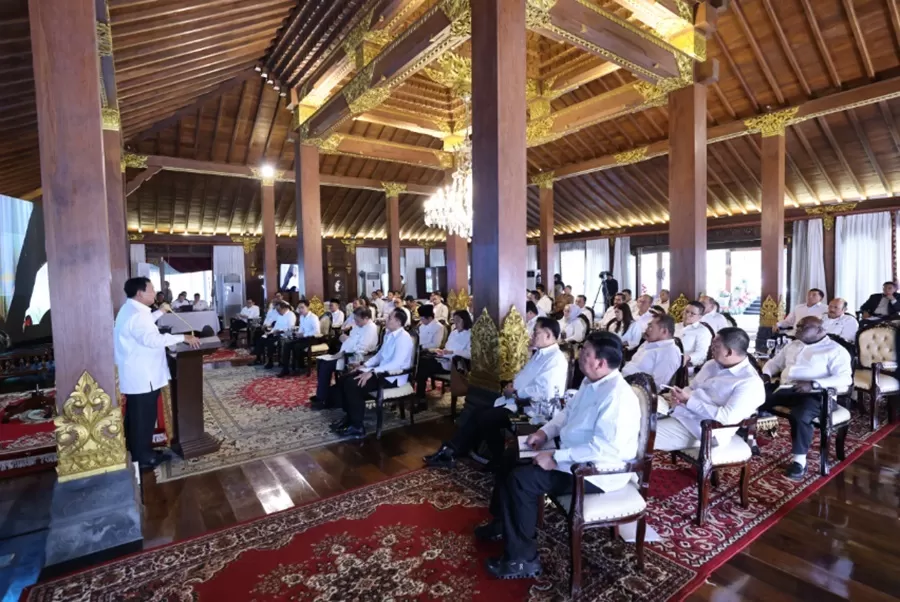 Presiden terpilih, Prabowo subianto, memberikan pengarahan kepada para calon enteri anggota kabinet, Rabu (16/10/2024), di di Padepokan Garuda Yaksa, Hambalang, Bogor, Jabar. (Foto: Dok. Tim Prabowo)