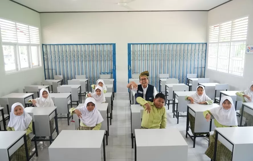 Potret kebahagiaan murid SDN 001 Sungai Pagar, Kampar Kiri Hilir, Riau, di ruang kelas baru dan nyaman berkat bantuan renovasi BRI Peduli Ini Sekolahku, Kamis (10/10/2024). (Foto: Dok. BRI)