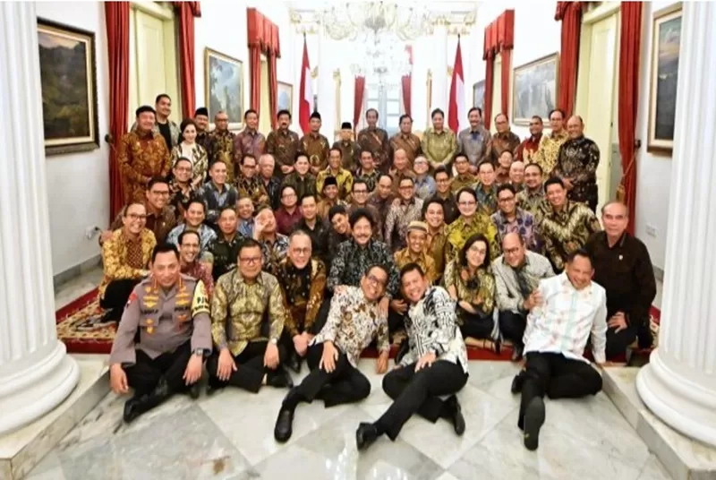 Potret Presiden Jokowi bersama para menteri Kabinet Indonesia Maju, di Istana Negara, Jakarta, Jumat (18/10/2024).  (Foto: BPMI Setpres/Vico)