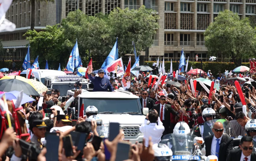 Presiden Ke-8 RI Prabowo Subianto, menaiki mobil Maung buatan PT Pindad menuju Istana Merdeka, Minggu (20/10/2024) siang. (Foto: Dok. Tim Prabowo)