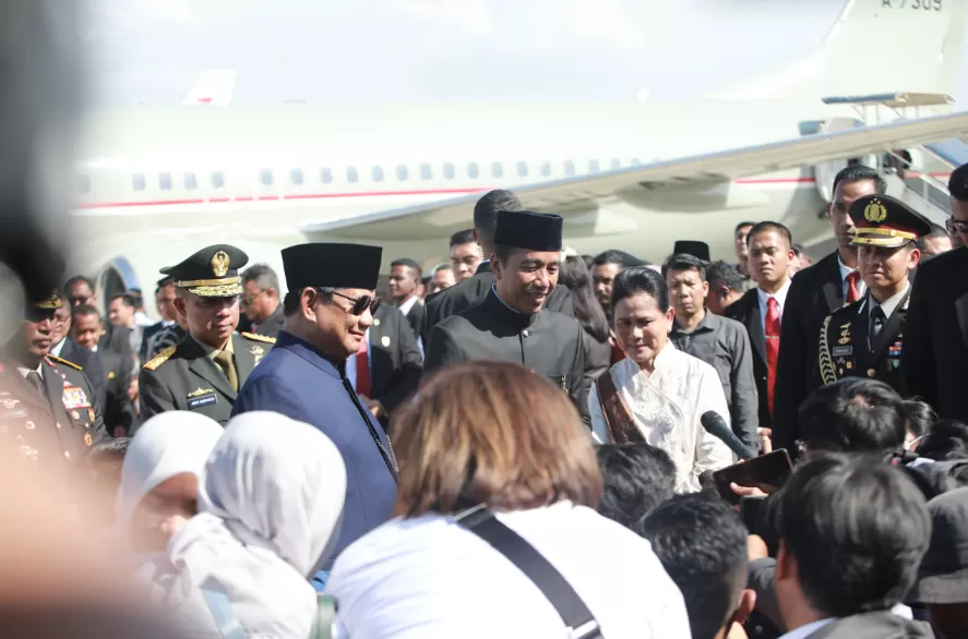 Momen Presiden Prabowo Subianto, mengantarkan Jokowi di Bandara Halim Perdana Kusuma, Jakarta, saat hendak pulang ke Solo, Minggu (20/10/2024) sore. (Foto: Dok. Tim Prabowo)