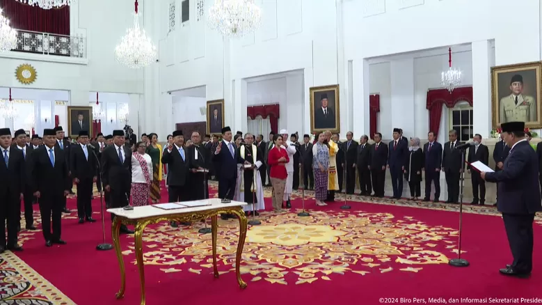 Presiden Prabowo Subianto, melantik Sekretaris Kabinet dan Wakil Menteri Kabinet Merah Putih Periode Tahun 2024-2029, di Istana Negara, Jakarta, Senin (21/10/2024) sore. (Foto: Tangkapan YouTube BPMI Setpres)