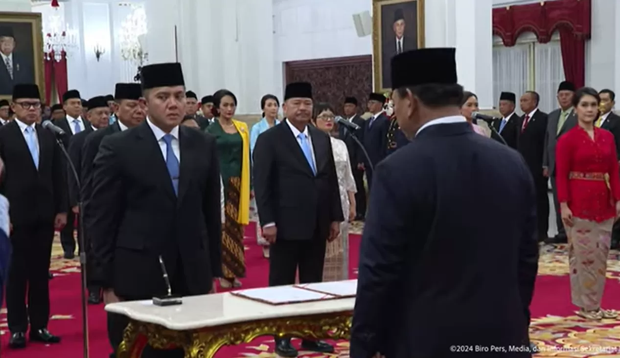 Potret Mayor Teddy Indra Wijaya, dilantik sebagai menjadi Sekretaris Kabinet (Seskab) oleh Presiden Prabowo Subianto, di Istana Merdeka, Jakarta, Senin (21/10/2024) sore. (Foto: Tangkapan layar YouTube BPMI Setpres)