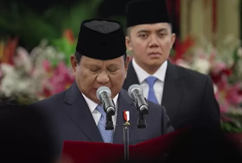 Potret Mayor Teddy Indra Wijaya, berada dibelakang Presiden Prabowo Subianto, saat pelantikan menteri Kabinet Merah Putih dan kepala lembaga, di Istana Negara, Senin (21/10/2024).  (Foto: Tangkapan layat YouTube Setpres)