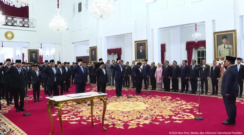 Presiden Prabowo Subianto melantik Menteri Kabinet Merah Putih masa jabatan 2024-2029, di Istana Negara, Jakarta, Senin (21/10/2024) pagi.  (Foto: Tangkapan layar YouTube BPMI Setpres)