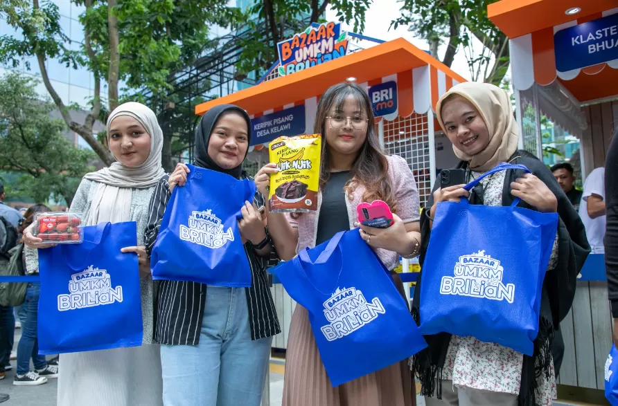 Potret keseruan Bazaar UMKM BRILiaN yang berlangsung di Area Taman BRI, Jakarta, pada Jumat (18/10/2024). (Foto: Dok. BRI)