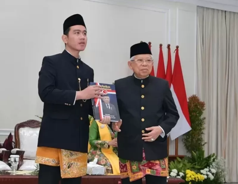 Wapres Ke-14 Gibran Rakabuming Raka, menerima memori jabatan dari Wapres Ke-13 KH Ma'ruf Amin, di Istana Wakil Presiden, Jakarta Pusat, Minggu (20/10 /2024) siang. (Foto: Dok. Wapresri.go.id)