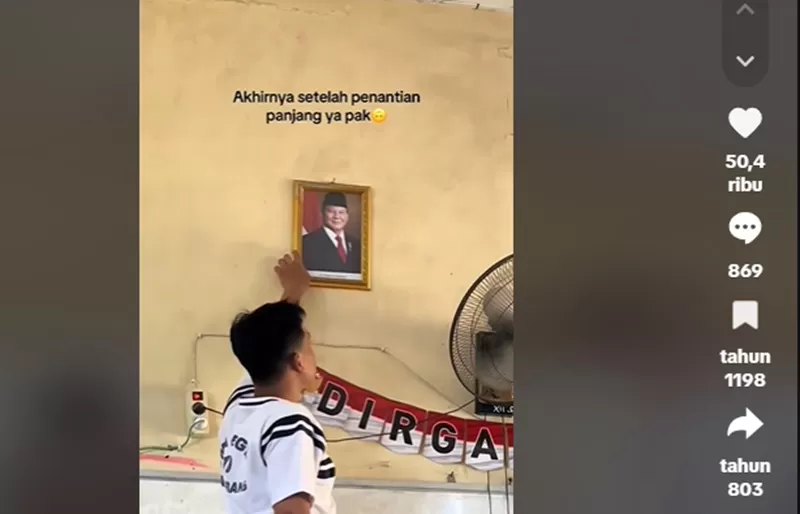 Seorang siswa memasang foto Presiden Prabowo. (Foto: Tangkapan layar TikTok )