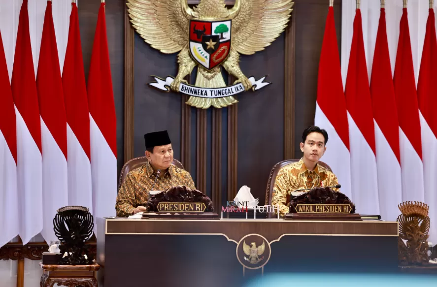 Potret Presiden Prabowo Subianto dan Wapres Gibran Rakabuming Raka, saat memimpin rapat perdana Kabinet Merah Putih, di Istana Merdeka, Jakarta, Rabu (23/10/2024).  (Foto: Tim Prabowo)