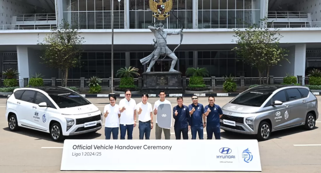 Foto bersama usai seremoni penyerahan Hyundai Stargazer di Gelora Bung Karno (GBK) pada Selasa (22/10/2024). (Foto: Dok. Hyundai Motors Indonesia)