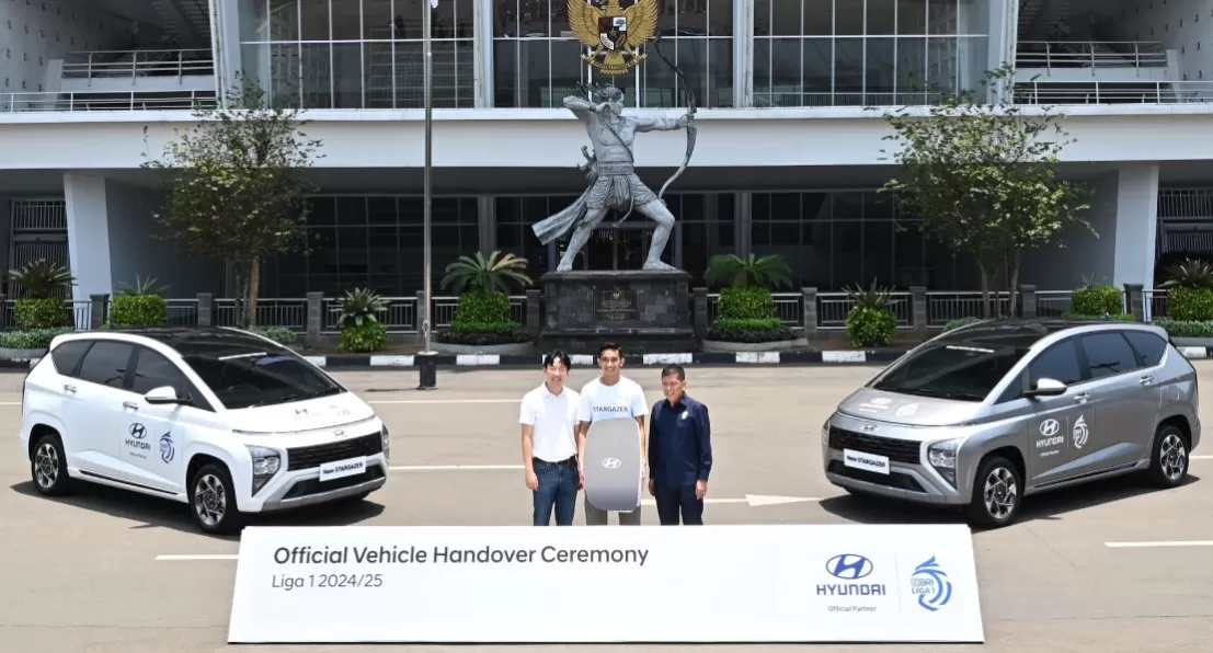 Potret Bek Timnas Indonesia dan Klub Liga 1 Persija, Rizky Ridho (tengah) di seremoni penyerahan Hyundai Stargazer di Stadion GBK Jakarta, pada Selasa (22/10/2024). (Foto: Dok. Hyundai Motors Indonesia)