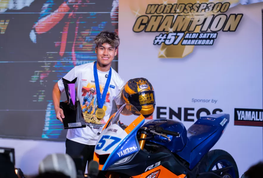 Potret  sang juara dunia WorldSSP300 2024, Aldi Satya Mahendra dengan motor Yamaha YZF-R3. (Foto: Dok. YIMM)