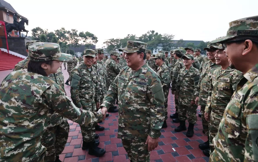 Presiden Prabowo menyambut anggota Kabinet Merah Putih pada hari pertama retreat, Jumat (25/10/2024) pagi di Lapangan Sapta Marga, Akmil Magelang (Foto: Tim Prabowo)