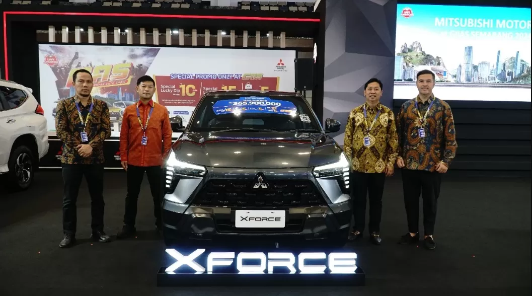 Potret booth Mitsubishi Motors di GIIAS Semarang 2024 yang memamerkan model kendaraan unggulan. (Foto: Dok MMKSI)