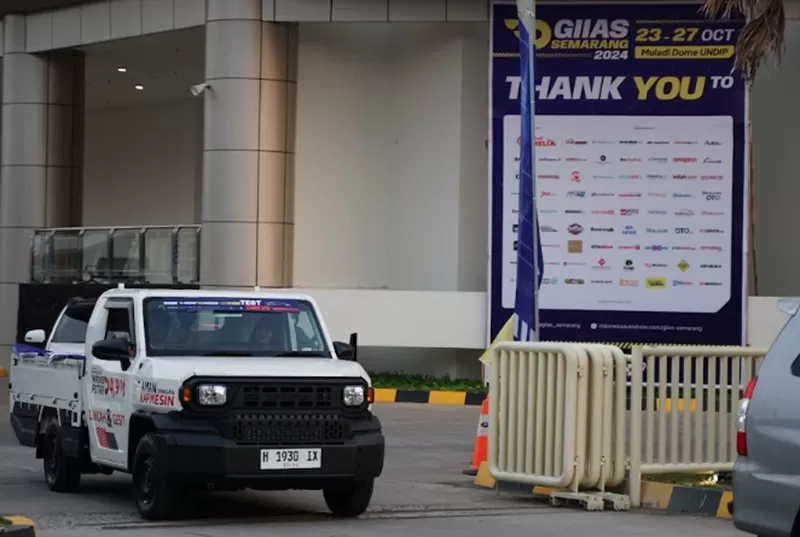 Potret pengunjung GIIAS Semarang coba mengendarai kendaraan yang dipamerkan. (Foto: Dok. GIIAS Semarang 2024)