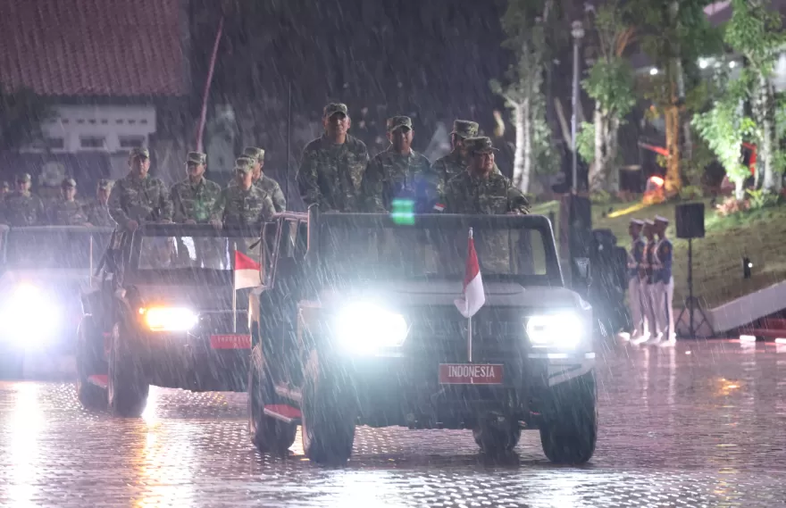 Presiden Prabowo menaiki Maung saat hendak memeriksa pasukan pada Upacara Parade Senja di Akmil Magelang, Jumat (25/10/2024). (Foto: Tim Prabowo)