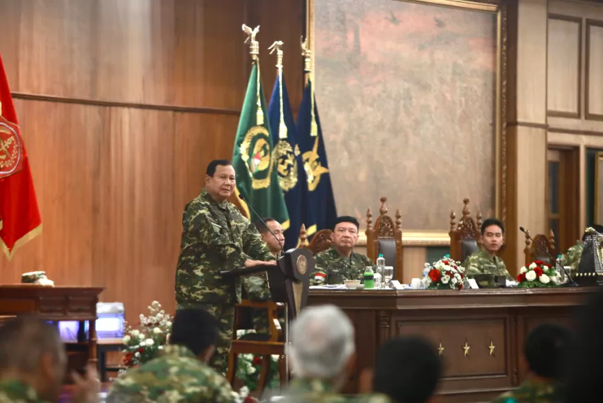 Presiden Prabowo memberikan sambutan pada acara Jamuan Santap Malam Kabinet Merah Putih di Akmil Magelang, Jumat (25/10/2024). (Foto: Tim Prabowo)