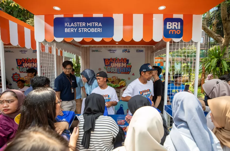 Pengunjung Bazaar UMKM BRILiaN ramai kunjungi stand Klaster Mitra Bery Stroberi di Kantor Pusat BRI, Jakarta, Jumat (18/10/2024). (Foto: Dok. BRI)