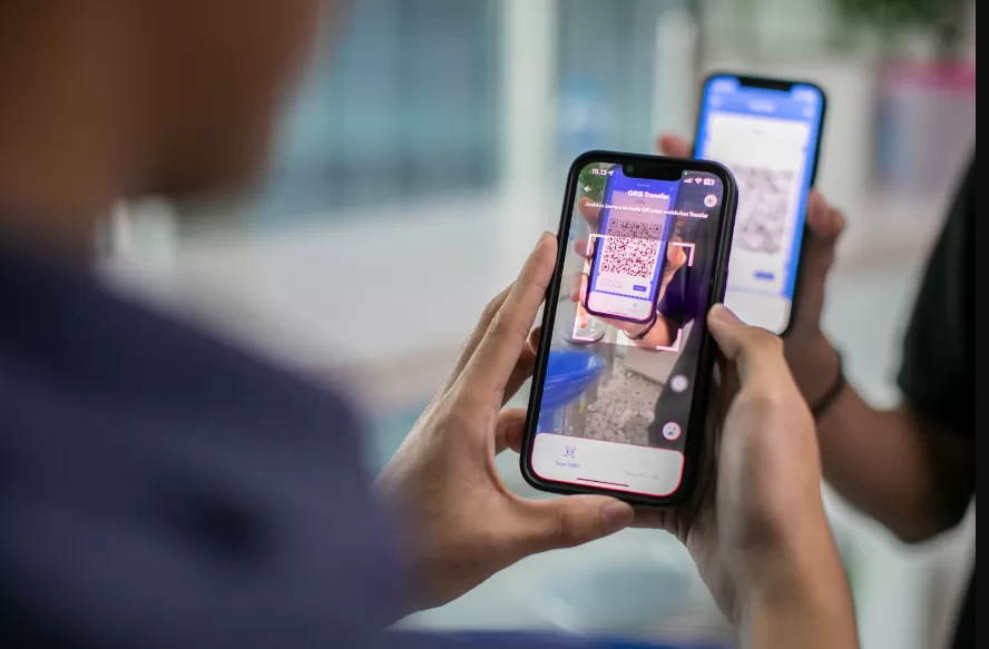 BRI melalui BRIMo memudahkan layanan nasabah dalam bertransaksi melalui fitur QRIS Transfer yang jadi unggulan. (Foto: Dok. BRI)