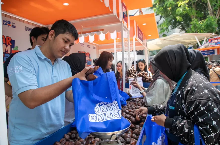 Salak pondoh dari Kelompok Tani Jaya Lestari Desa Kutambaru, Kabupaten Karo, Sumut, laris manis dibeli pengunjung Bazaar UMKM BRILiaN pada Jumat (18/10/2024). (Foto: Dok. BRI)