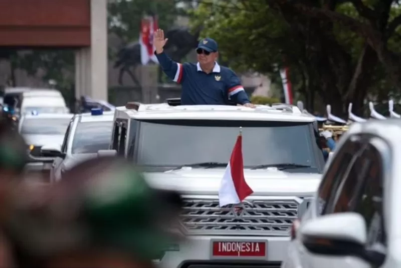 Presiden Prabowo saat menaiki mobil Maung MV3 Garuda Limousine karya PT Pindad. (Foto: Instagram.com/@prabowo)