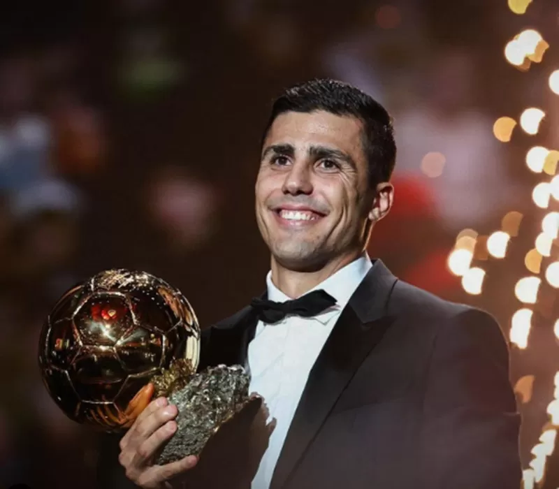 Potret Rodri raih penghargaan Ballon d&rsquo;Or tahun 2024. (Foto: Instagram.com/@everythingrodri)