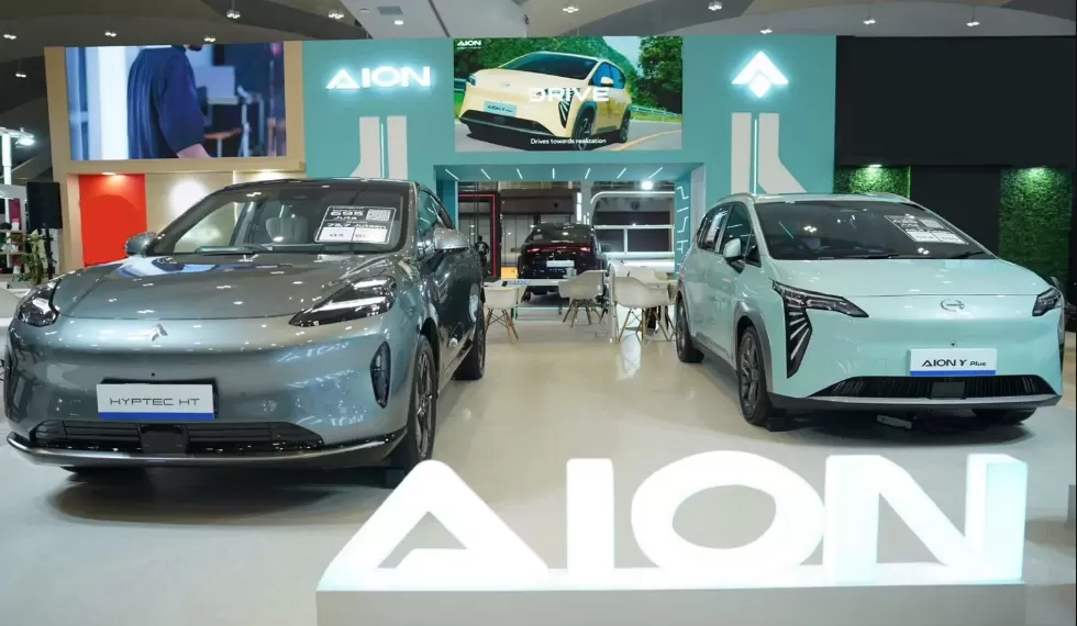 Potret mobil listrik AION Y Plus dan Hyptec HT dalam GIIAS Semarang 2024 di Muladi Dome, Undip. (Foto: Dok. AION Indonesia)