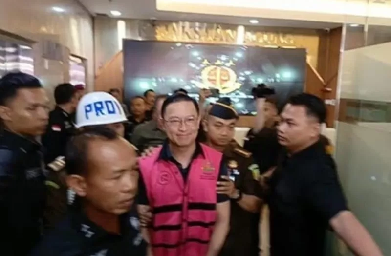 Potret Tom Lembong mengenakan rumpi tahanan merah muda, Selasa (29/10/2024). Mantan Mendag itu jadi tersangka kasus korupsi impor gula. (Foto: Tangkapan video)