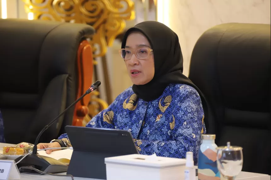 Menteri PANRB) Rini Widyantini memimpin rapat internal lingkup Kementerian PANRB, di Jakarta, Senin (28/10/2024).  (Foto: Humas MENPANRB/ald )