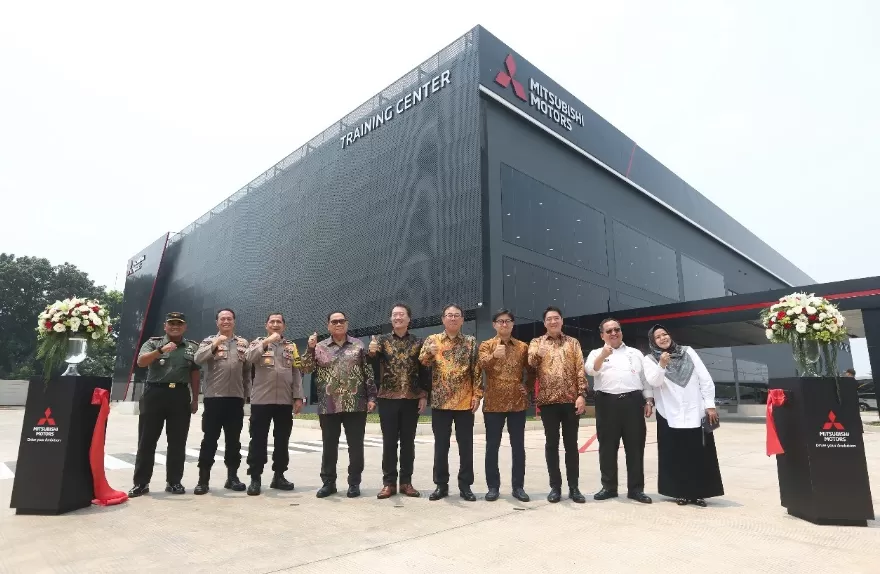 Foto bersama usai persemian Training Center atau Pusat Pelatihan Mitsubishi Motors di Kawasan Industri MM2100, Cibitung, Bekasi, Jawa Barat, Rabu (30/10/2024). (Foto: Dok. Mitsubishi Motros)