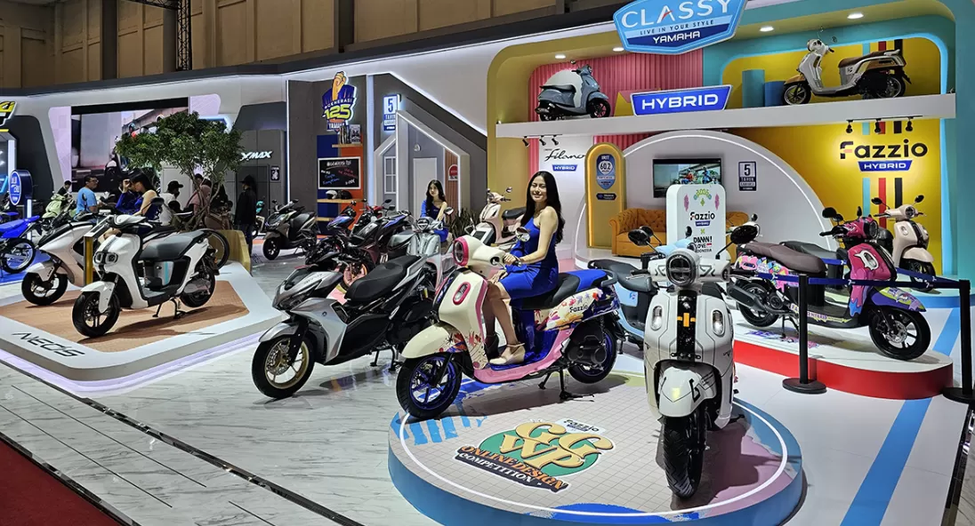 Booth Classy Yamaha yang memerkan warna baru Grand Filano Hybrid pada ajang  IMOS 2024 di Hall 10 ICE BSD City, Tangerang. (Foto: Dok. PT YIMM)