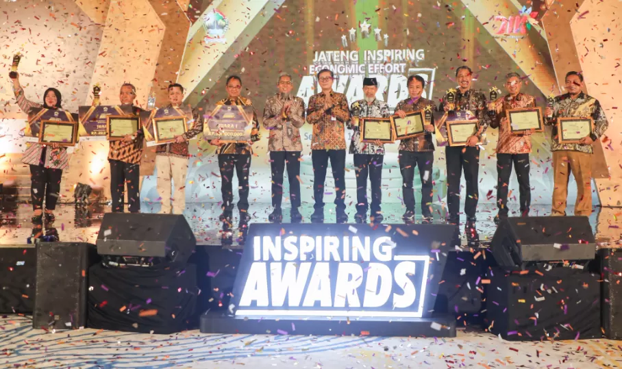 Foto bersama usai penyerahan penghargaan &lsquo;Jateng Inspiring Economic Effort Award 2024&rsquo; pada Jumat (1/11/2024) malam di Kota Semarang. (Foto: Humas Pemprov)