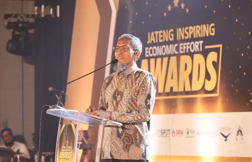 Sekda Jateng Sumarno saat memberikan sambutan pada malam penghargaan &lsquo;Jateng Inspiring Economic Effort Award 2024&rsquo; pada Jumat (1/11/2024). (Foto: Humas Pemprov)